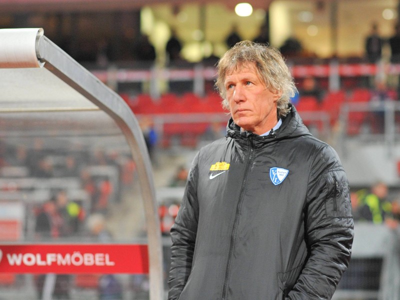 Der 1. FC Nürnberg hat auch das Heimspiel gegen den VfL Bochum verloren und verharrt in der 2. Fußball-Bundesliga durch die nächste Enttäuschung weiter im Tabellenmittelfeld. Die Franken zogen am Montag gegen die von Ex-Coach Gertjan Verbeek trainierten Bochumer mit 1:2 (0:1) den Kürzeren. Marco Terrazzino (38. Minute) und Zweitliga-Toptorjäger Simon Terodde (64.) trafen für die Gäste, die in der Tabelle am FCN vorbeizogen. Der Anschlusstreffer durch den eingewechselten Peniel Mlapa (70.) verhinderte vor 25 528 Zuschauern die dritte Nürnberger Niederlage in Serie nicht. Bochum blieb im sechsten Spiel nacheinander ungeschlagen und ist nun Achter.