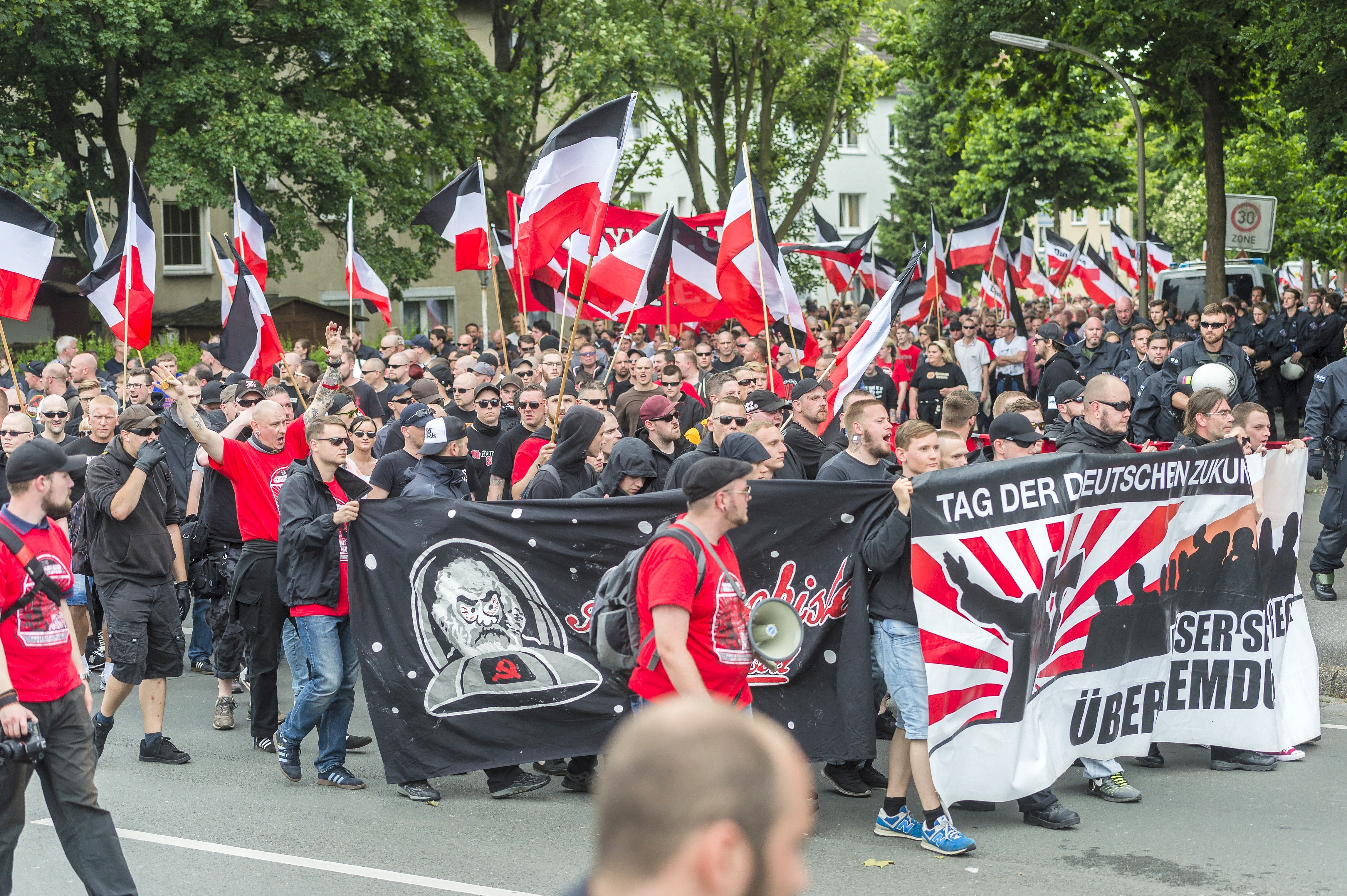 Rund 1000 Neonazis marschierten am 4.6. durch Dortmund.