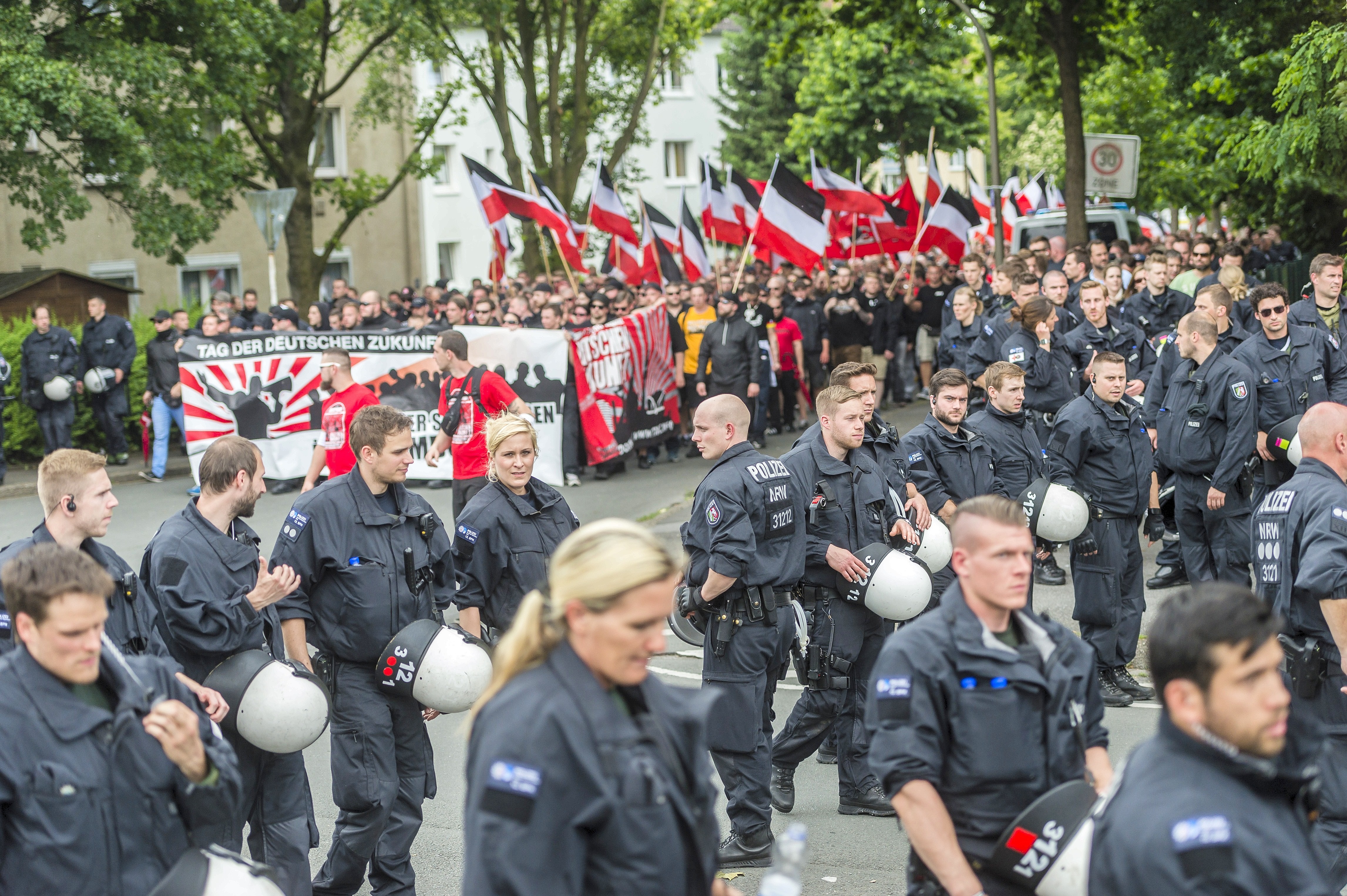 Rund 1000 Neonazis marschierten am 4.6. durch Dortmund.
