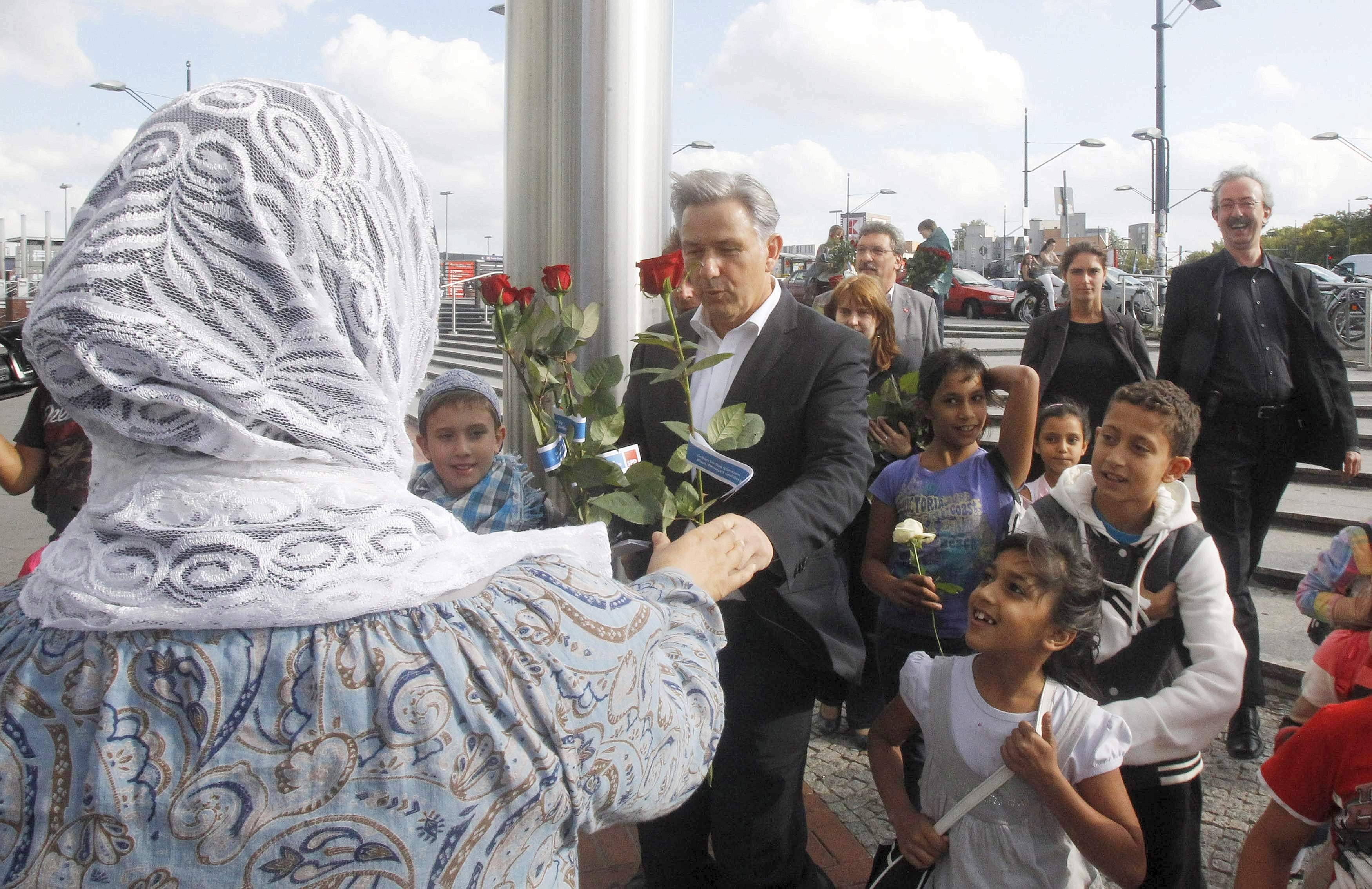...wie diesmal in Berlin. Klar durfte da die Nummer mit den Rosen nicht fehlen. Besonders gerne teilte Wowereit sie an Frauen mit Kopftuch aus, was manche deutschstämmige Berliner ihm schon übel genommen haben. A-propos Frauen. Seine stärkste Gegnerin...