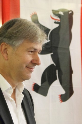 ...auf dem Weg zum Wahllokal. Er wirkte schon da ganz entspannt. Schließlich galt die SPD schon vorher als Favorit. Renate Künast...