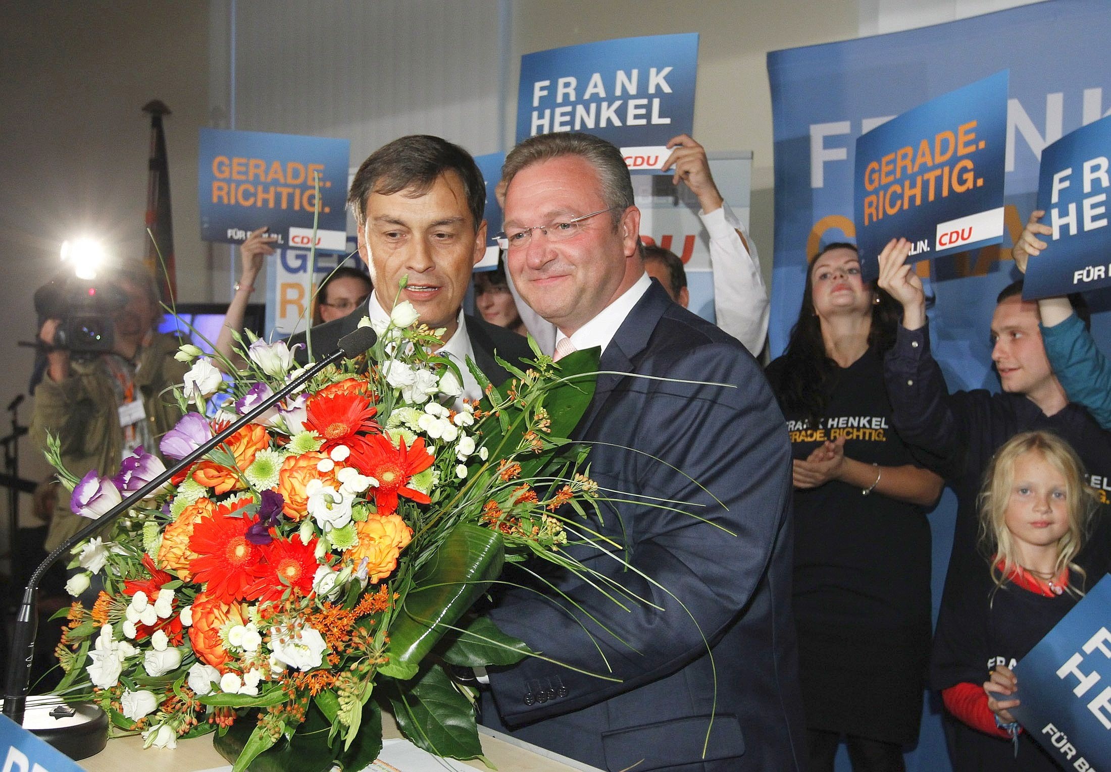 ...die CDU mit ihrem Spitzenkandidaten Frank Henkel (r). Der hatte zur Verstärkung...