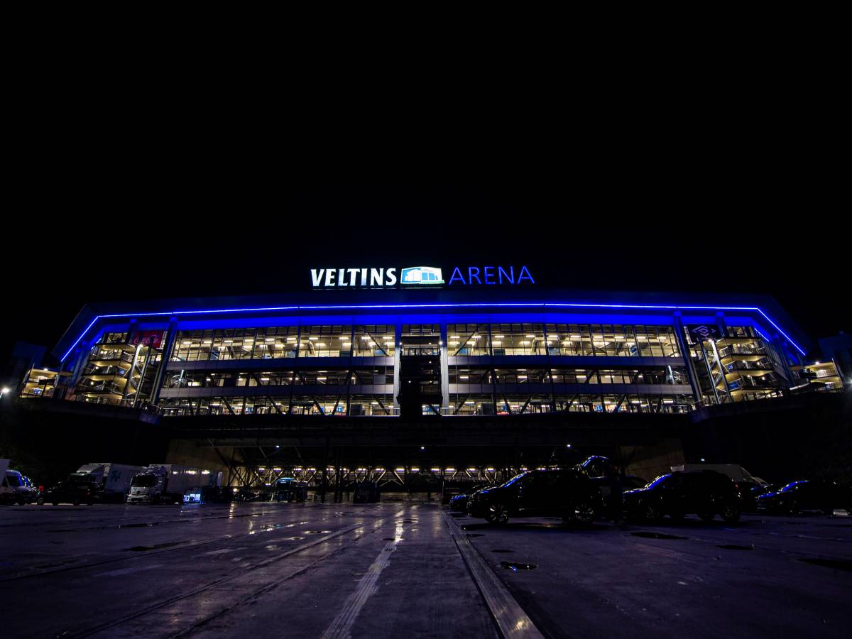 Die Arena des FC Schalke 04 bei Nacht.