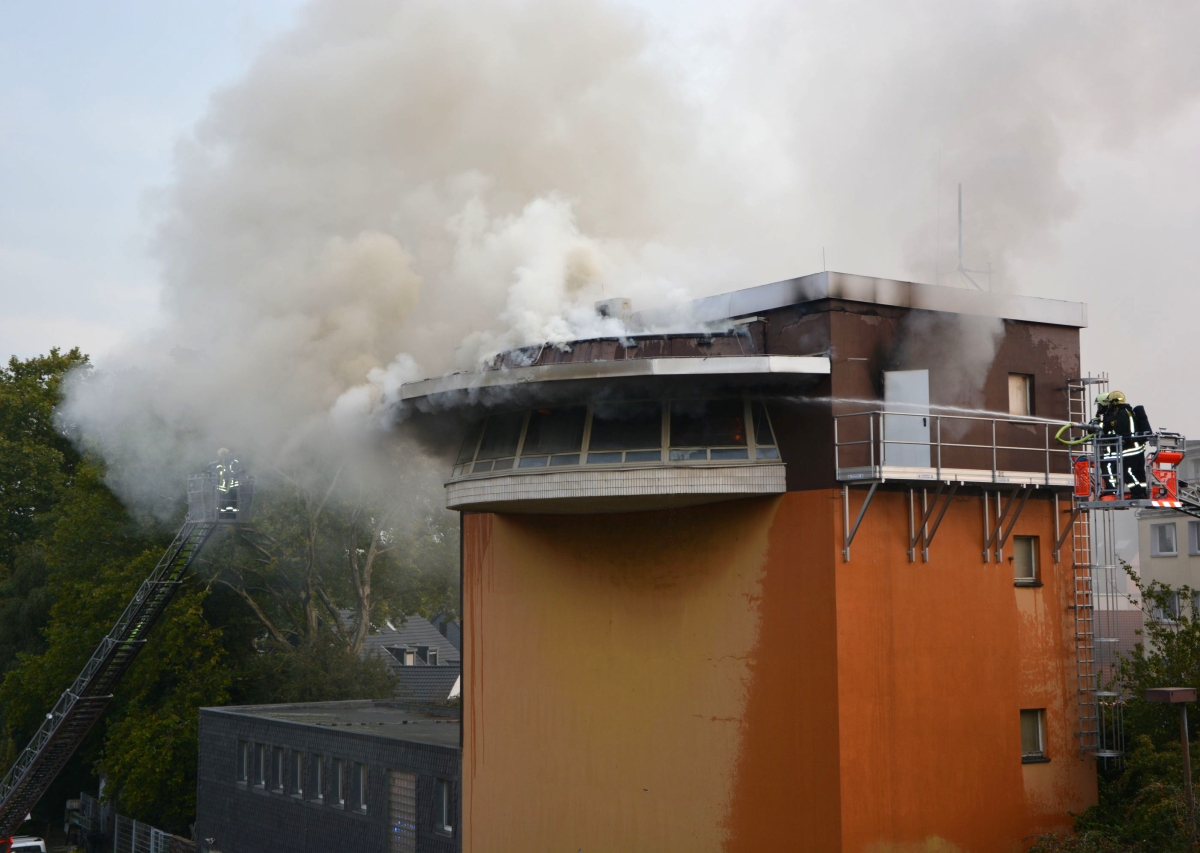 verkehr, feuer, mülheim, bahn, deutsche bahn, styrum, stellwerk, relaisstation, feuerwehr, sonntag, morgen heute, sonntagmorgen