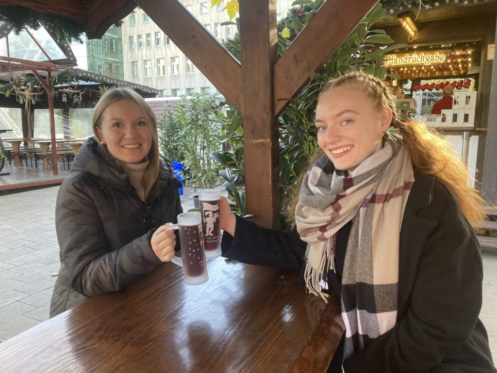 Weihnachtsmarkt Essen: Zwei Studentinnen trinken Glühwein.