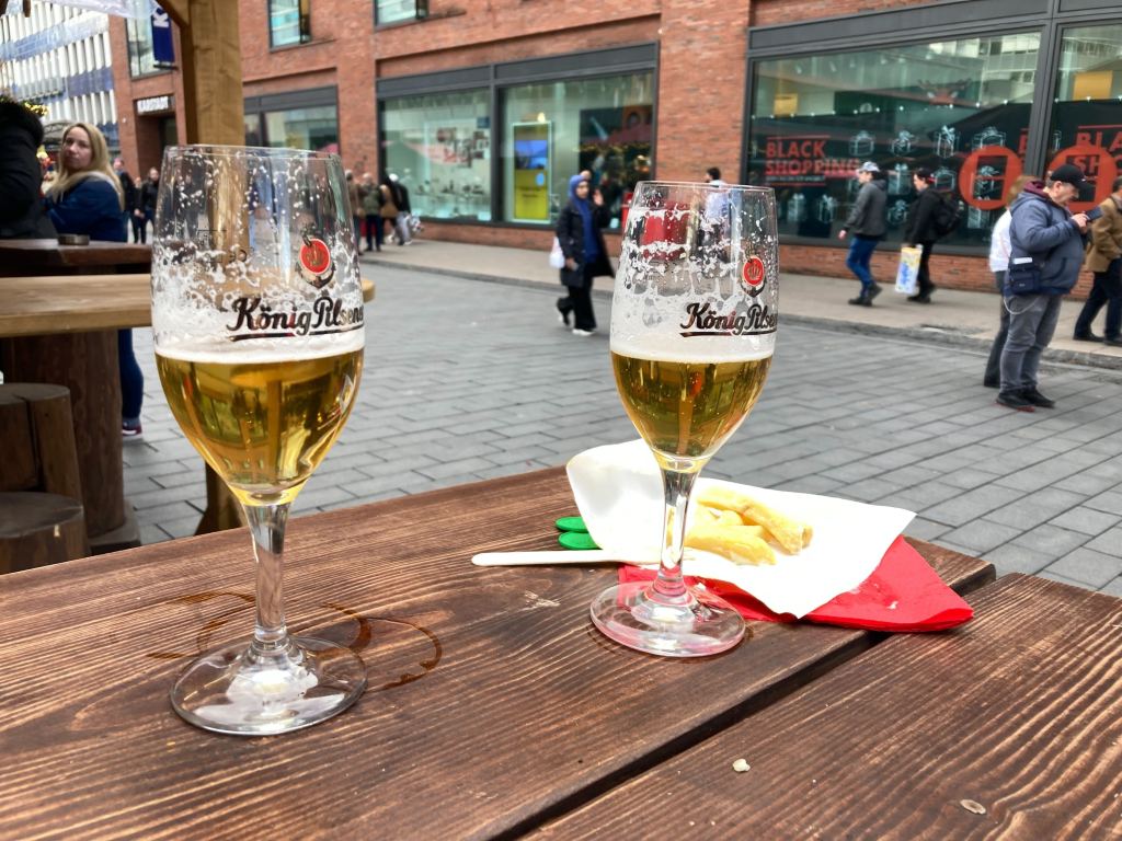 Weihnachtsmarkt Duisburg zwei angefangene Köpi und ein Rest Pommes