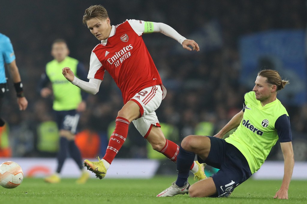 Marc Hornschuh im Zweikampf mit Arsenals Martin Ödegaard.