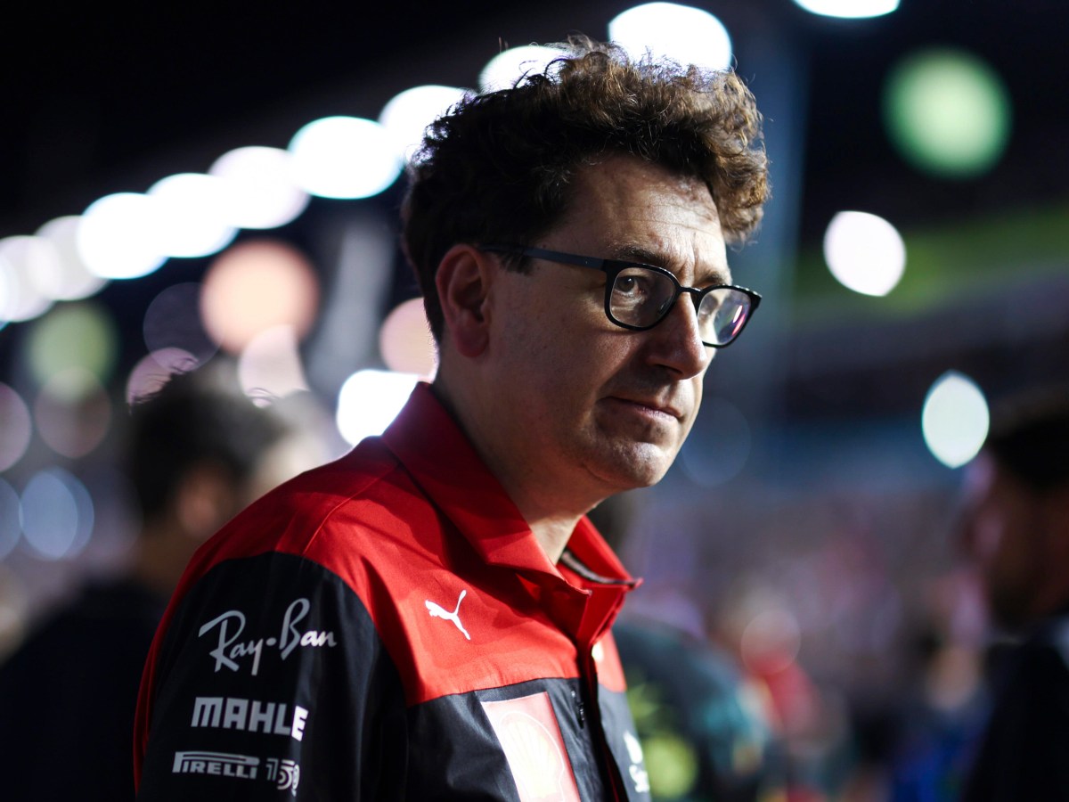 Ferrari-Teamchef Mattia Binotto schaut bedrückt.