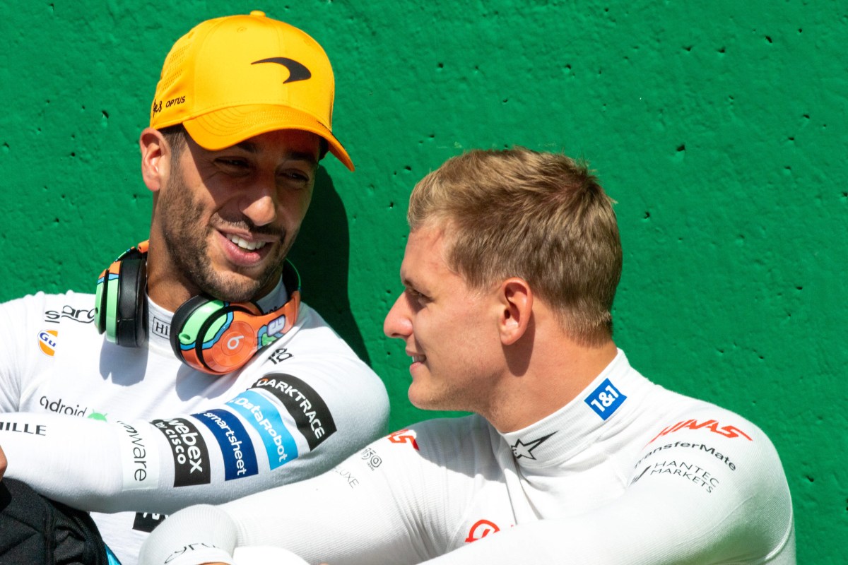 Vor einem Rennen in der Formel 1 spricht Daniel Ricciardo mit Mick Schumacher.