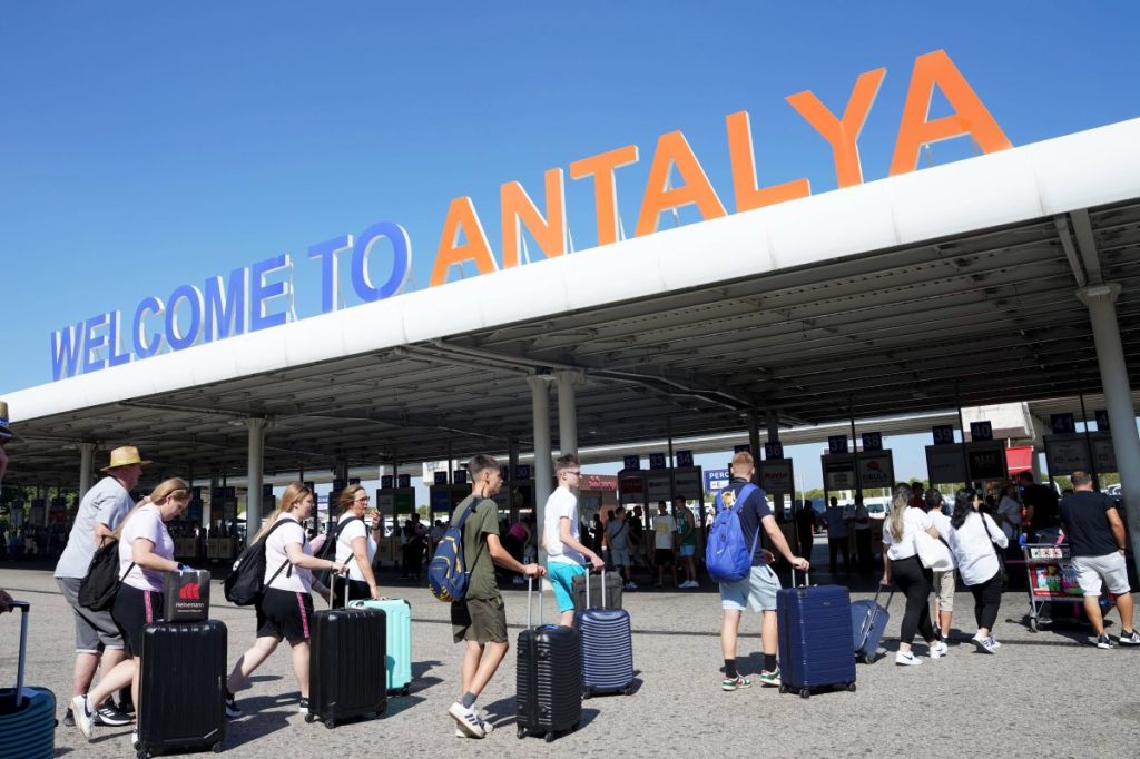 Reisende kommen am Flughafen in Antalya an.