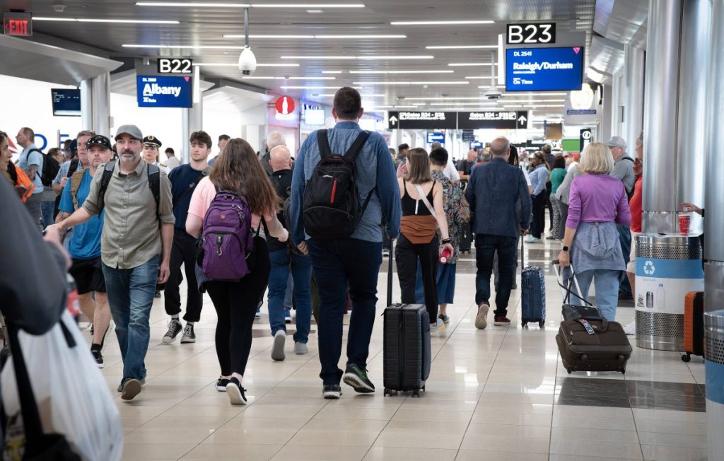 Passagiere laufen am Flughafen in Atlanta herum.