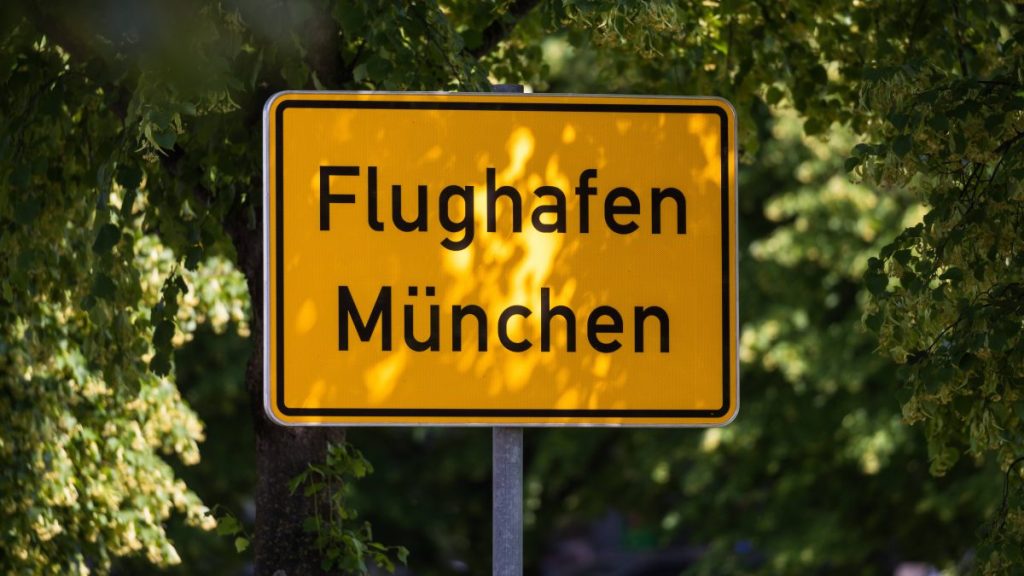 Ein Ortsschild, auf dem Flughafen München steht.