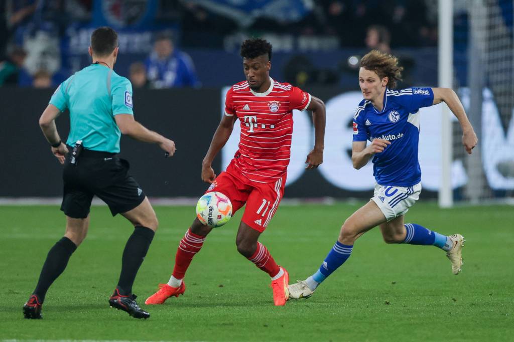 Felix Zwayer schaut auf einen Zweikampf bei Schalke - Bayern.