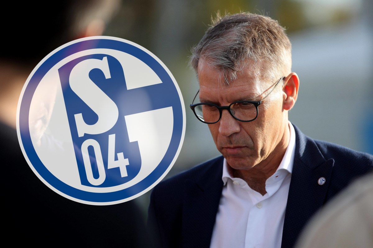 Peter Knäbel neben dem Wappen des FC Schalke 04.