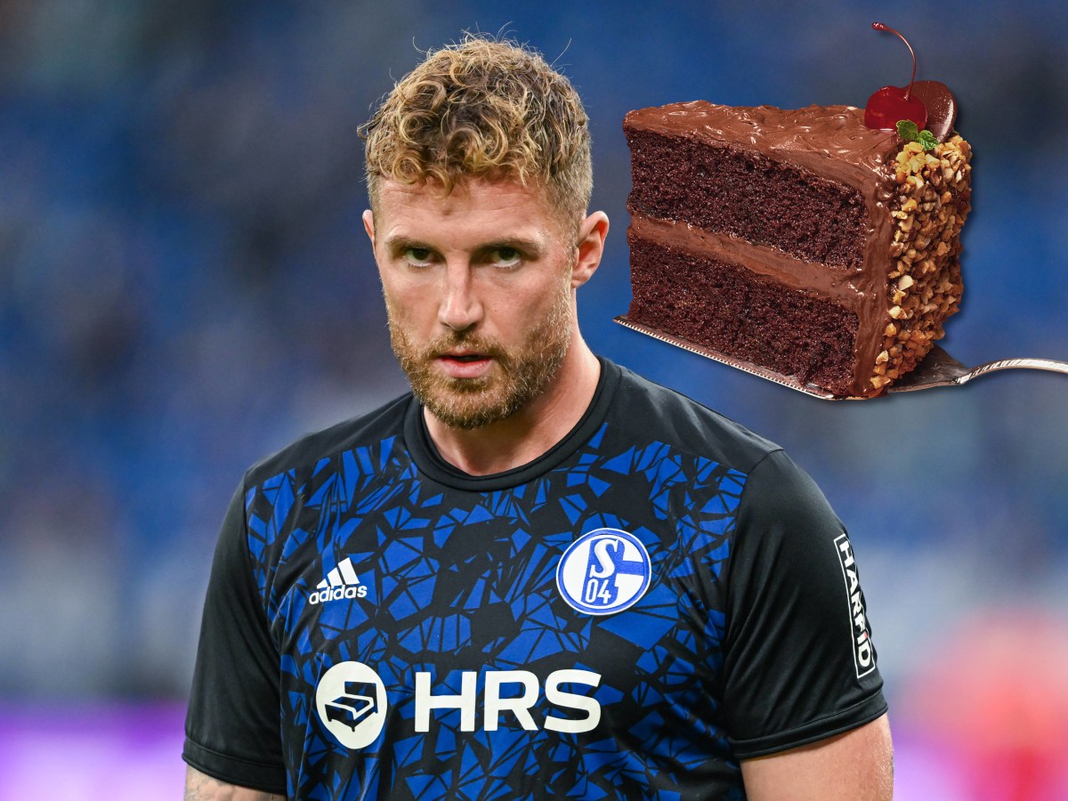 Ralf Fährmann, Torwart des FC Schalke 04, neben einem Stück Kuchen.