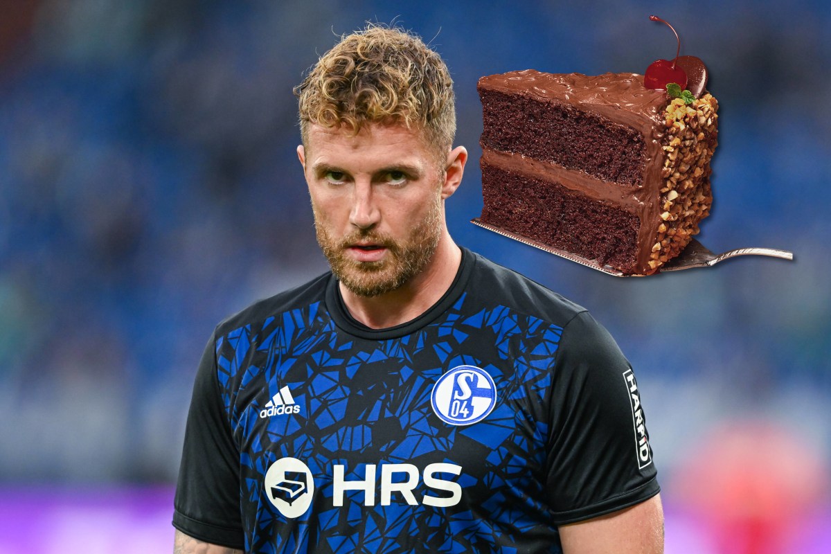 Ralf Fährmann, Torwart des FC Schalke 04, neben einem Stück Kuchen.