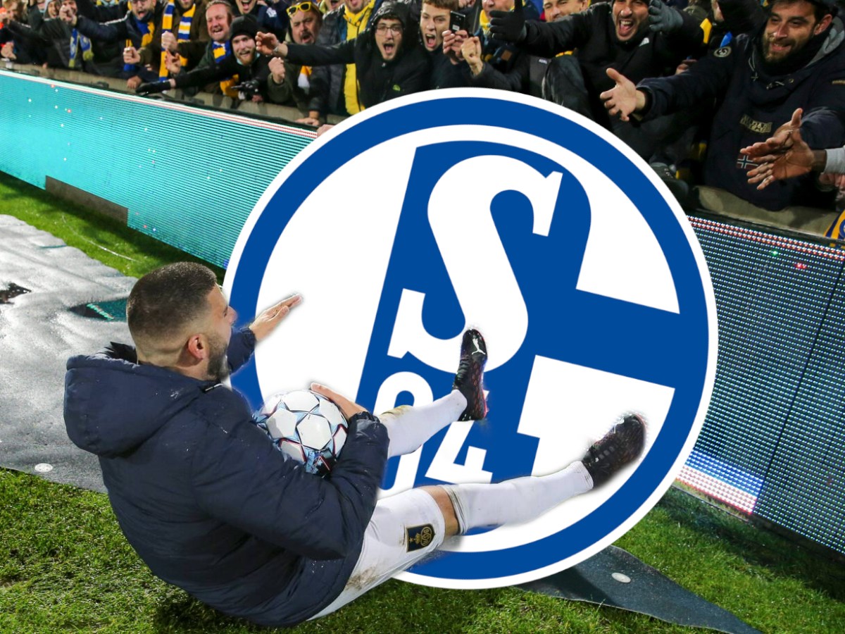 Deniz Undav jubelt vor einem Schalke-Wappen.