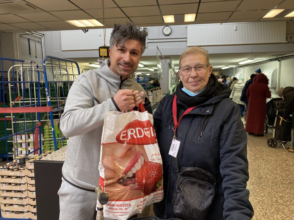 Lotto-König Chico aus Dortmund bei der Tafel