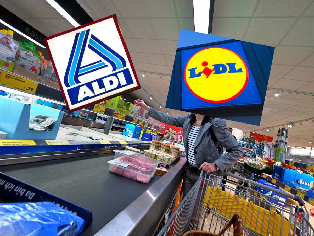 Aldi, Lidl und Co.: Eine Kunden an einer klassischen Kasse