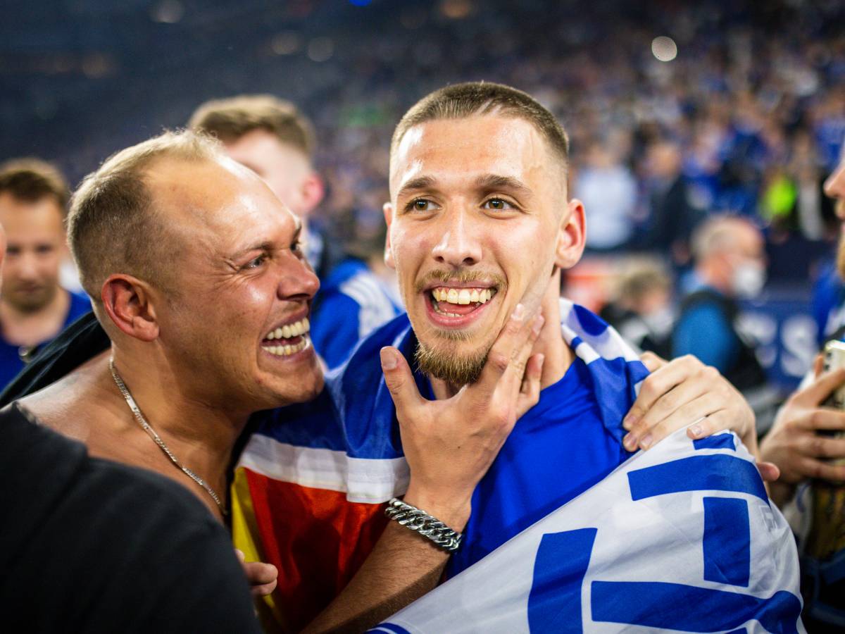 Ein Fan küsst Darko Churlinov beim Platzsturm nach dem Aufstieg mit dem FC Schalke 04.