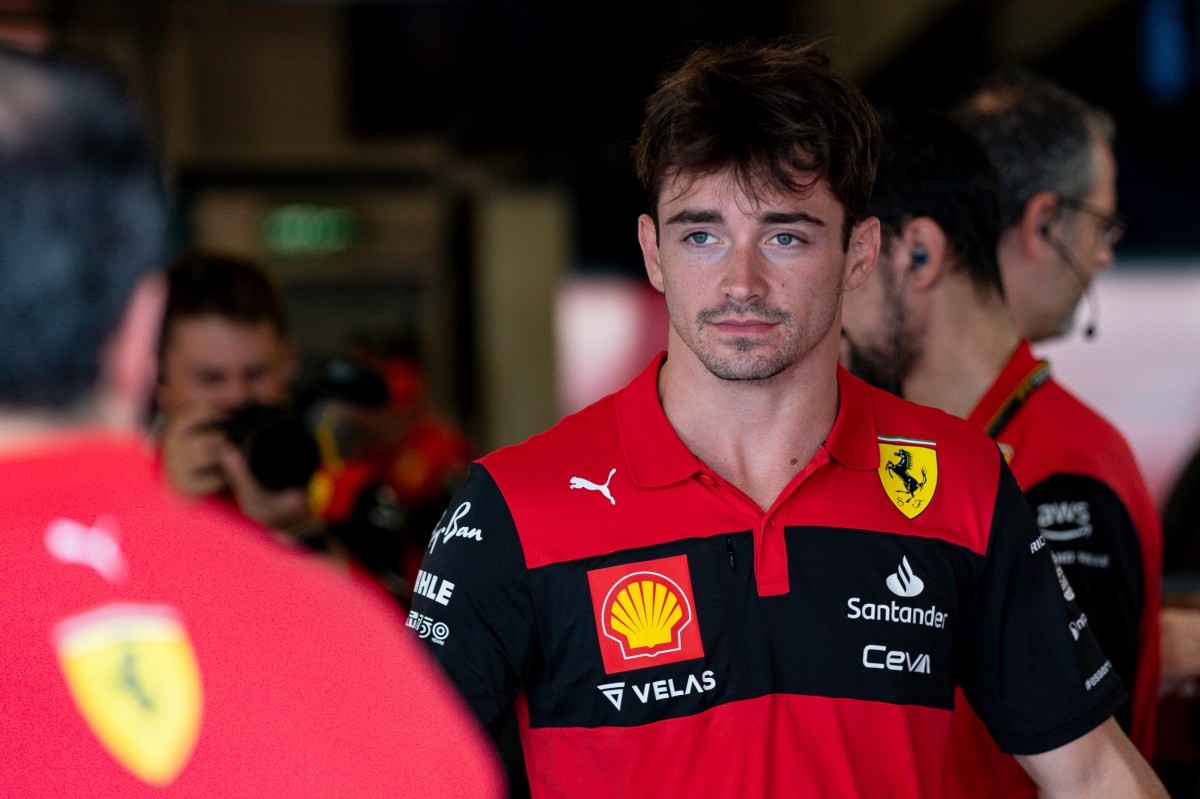 Charles Leclerc in der Formel-1-Garage von Ferrari.