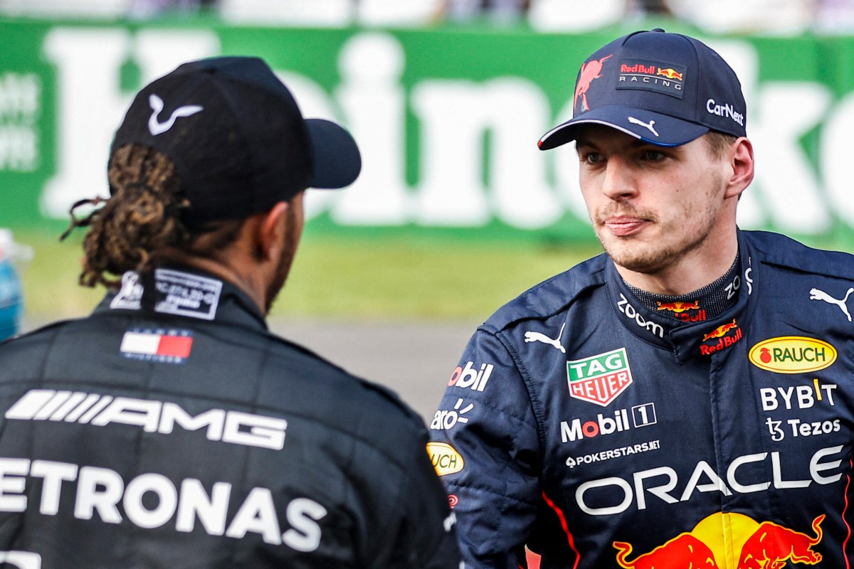 Lewis Hamilton und Max Verstappen geben sich vor einem Rennen der Formel 1 die Hand.