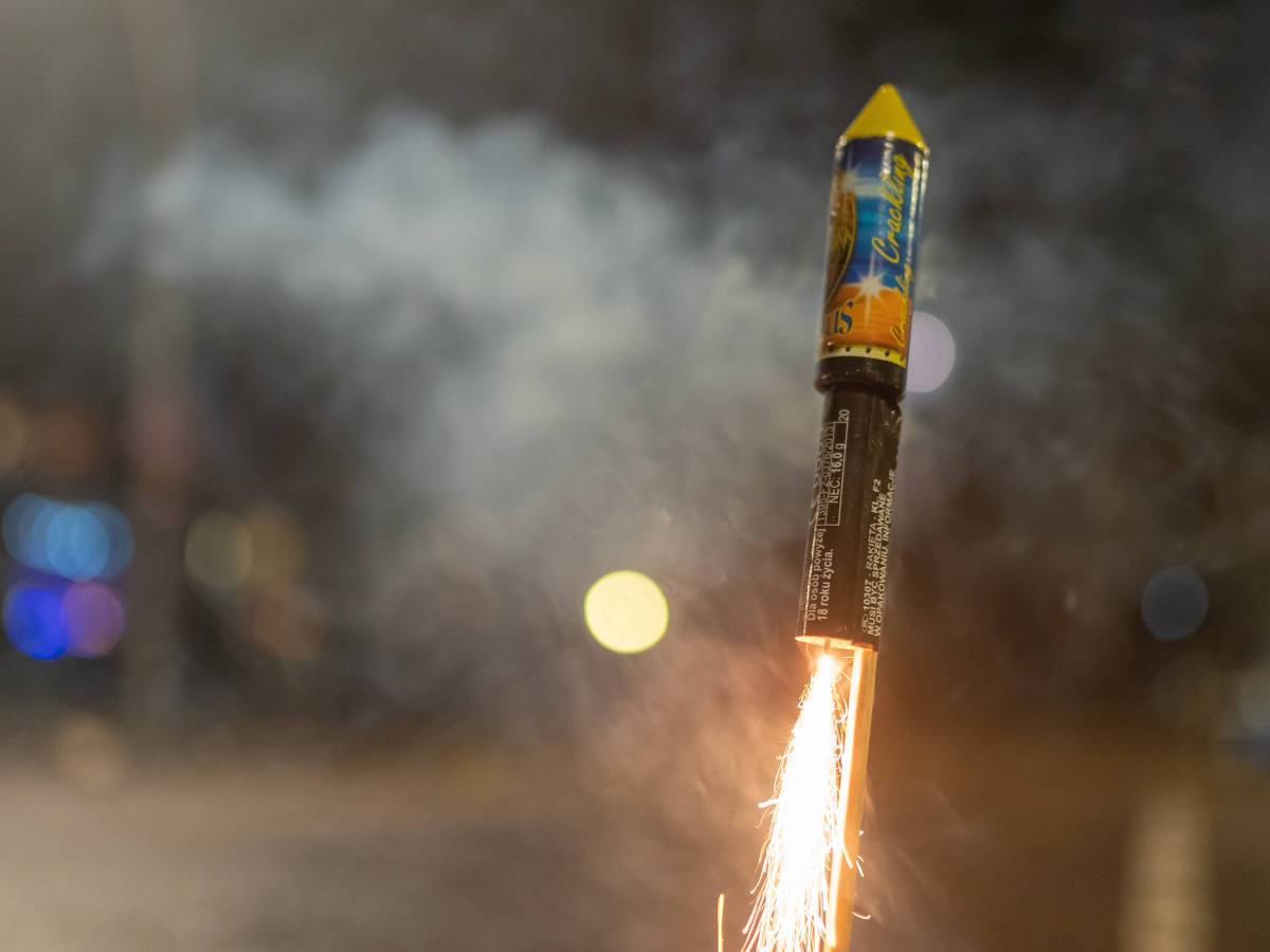 Silvester 2022: Ein BÃ¶ller wird gezÃ¼ndet