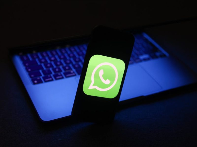 Whatsapp Symbol auf Handy und Laptop