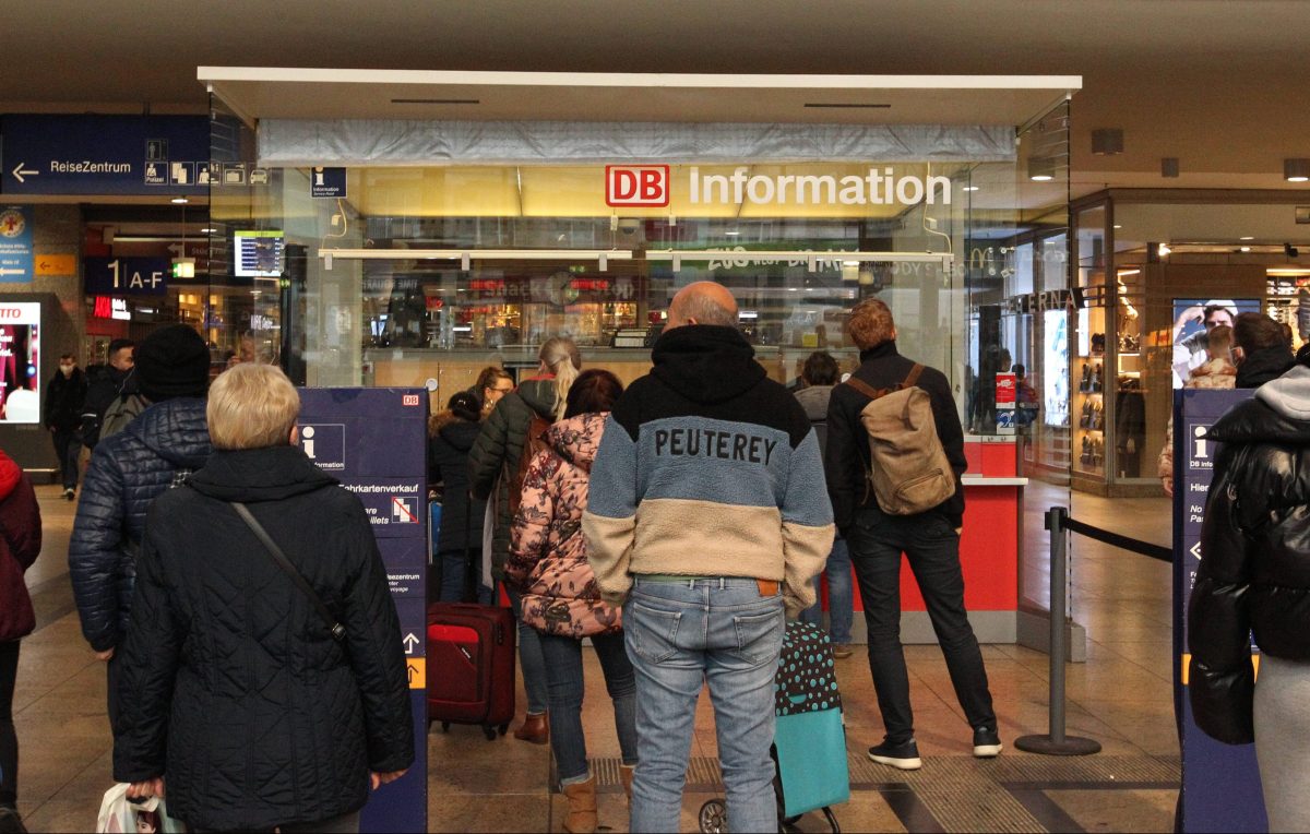 Deutsche Bahn Kunden vor DB Info