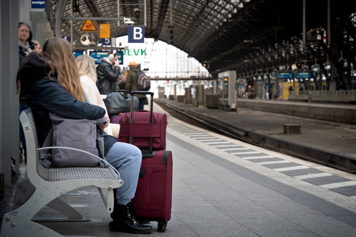 Deutsche Bahn Fahrgäste warten