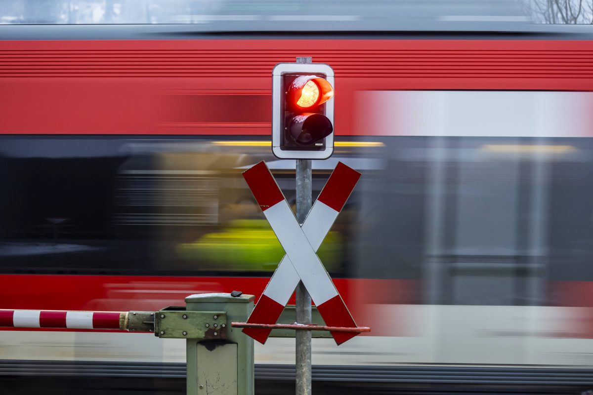 Deutsche Bahn Zug rast Symbolbild