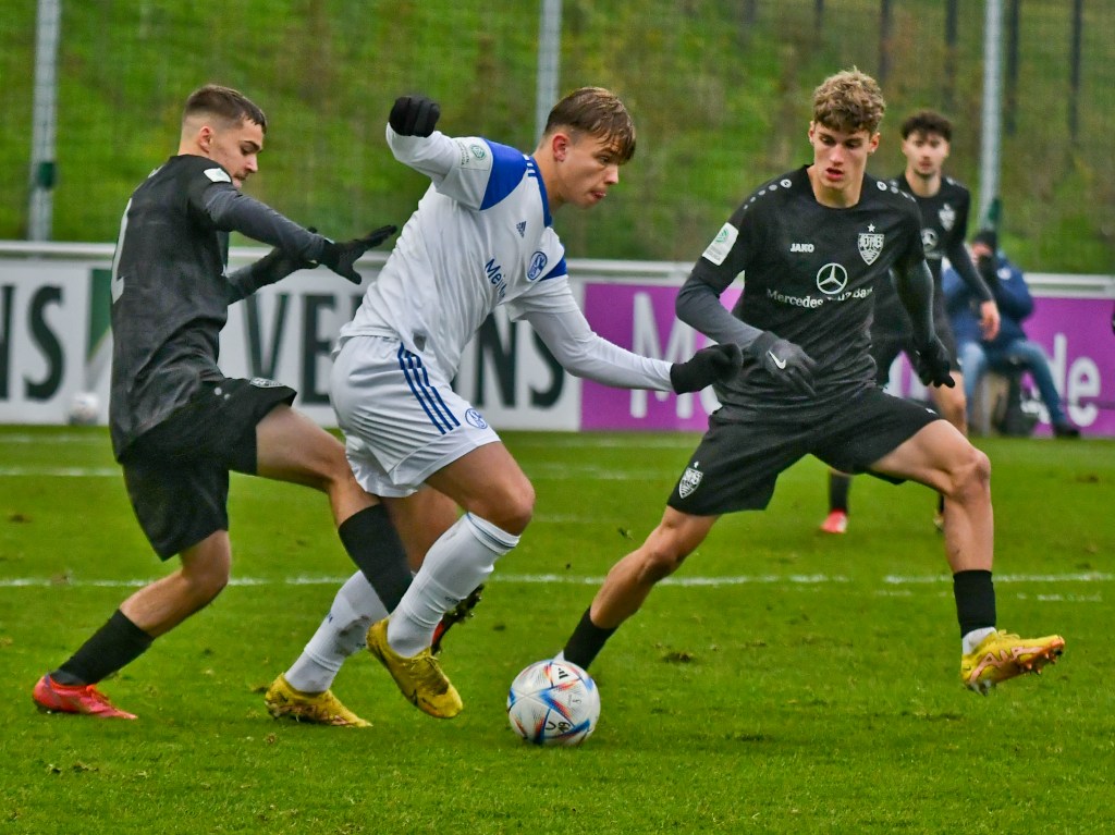 Schalke-Stürmer Keke Topp im Zweikampf.