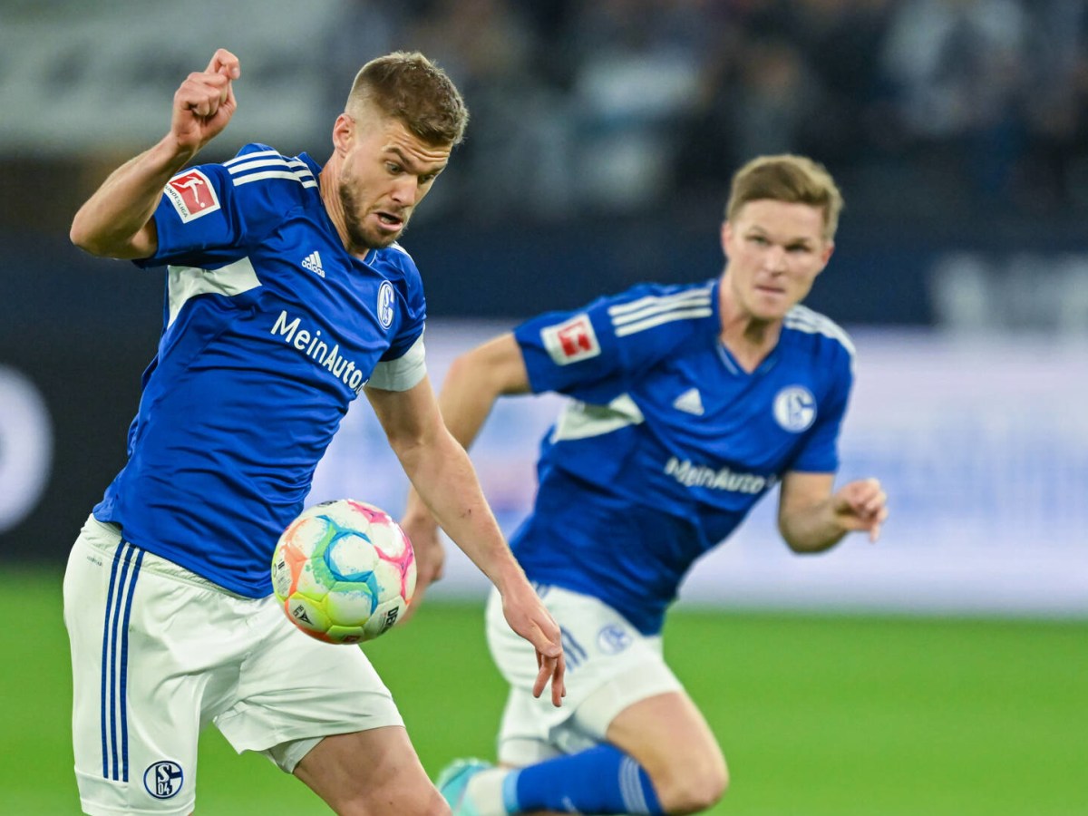 Simon Terodde für den FC Schalke 04 am Ball.