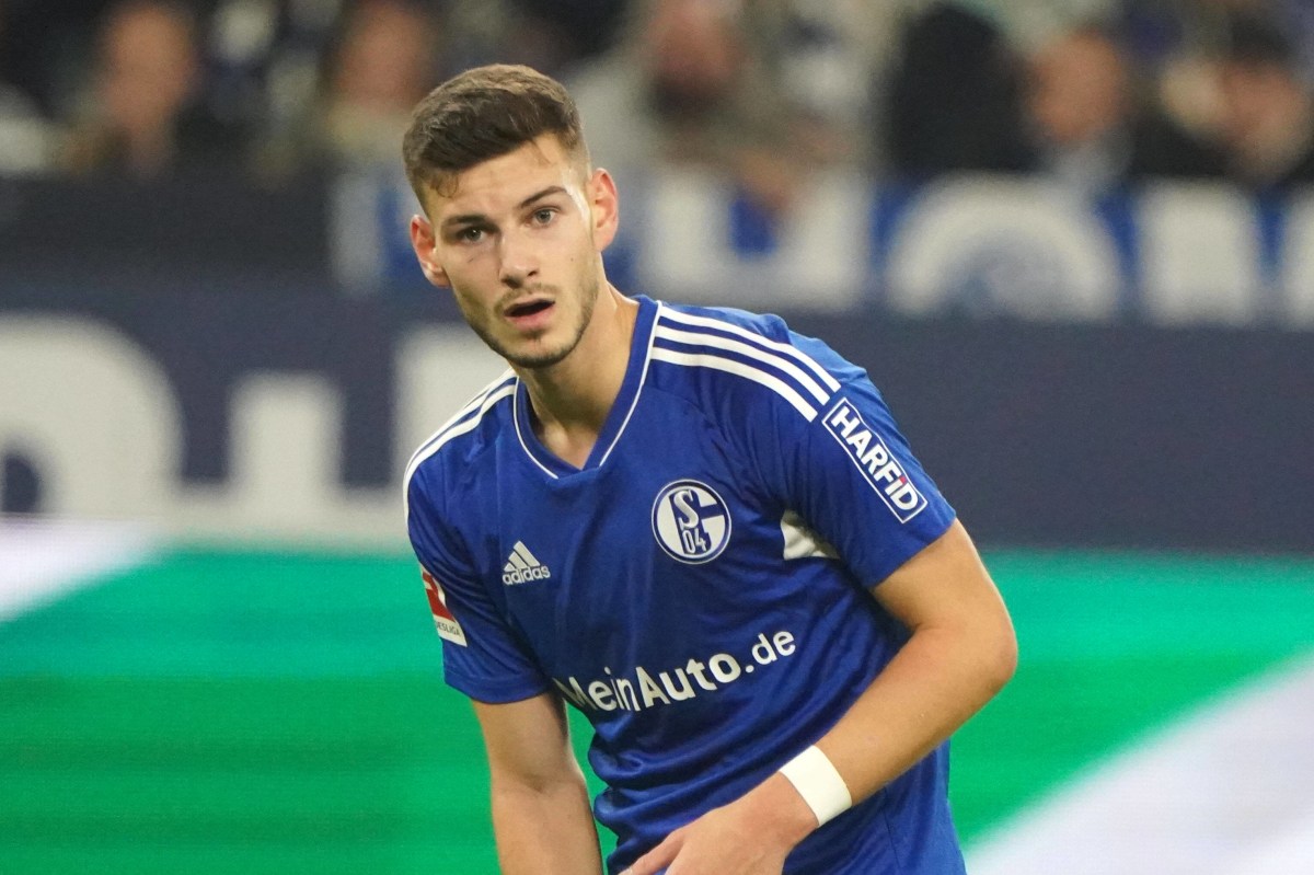 Tom Krauß schaut im Schalke-Trikot verwundert.