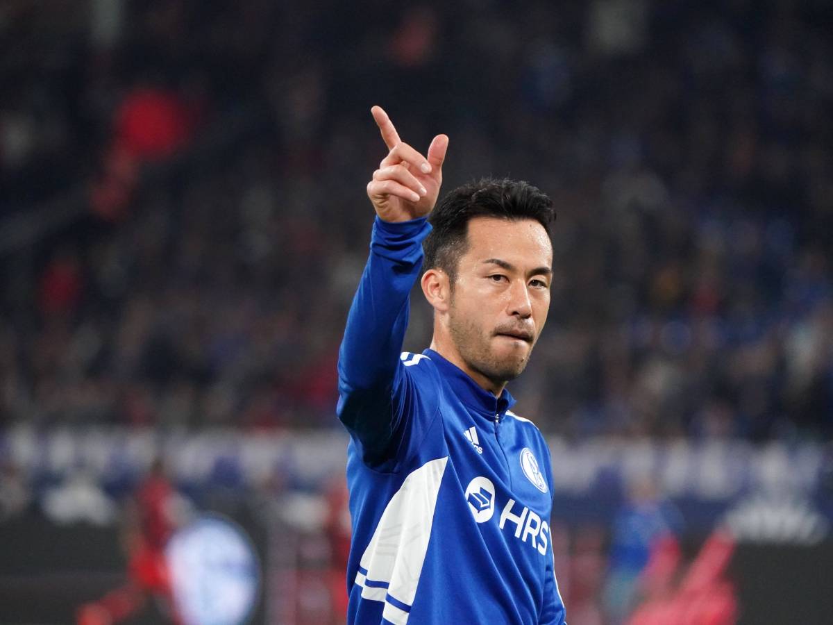 Maya Yoshida grüßt die Fans des FC Schalke 04.