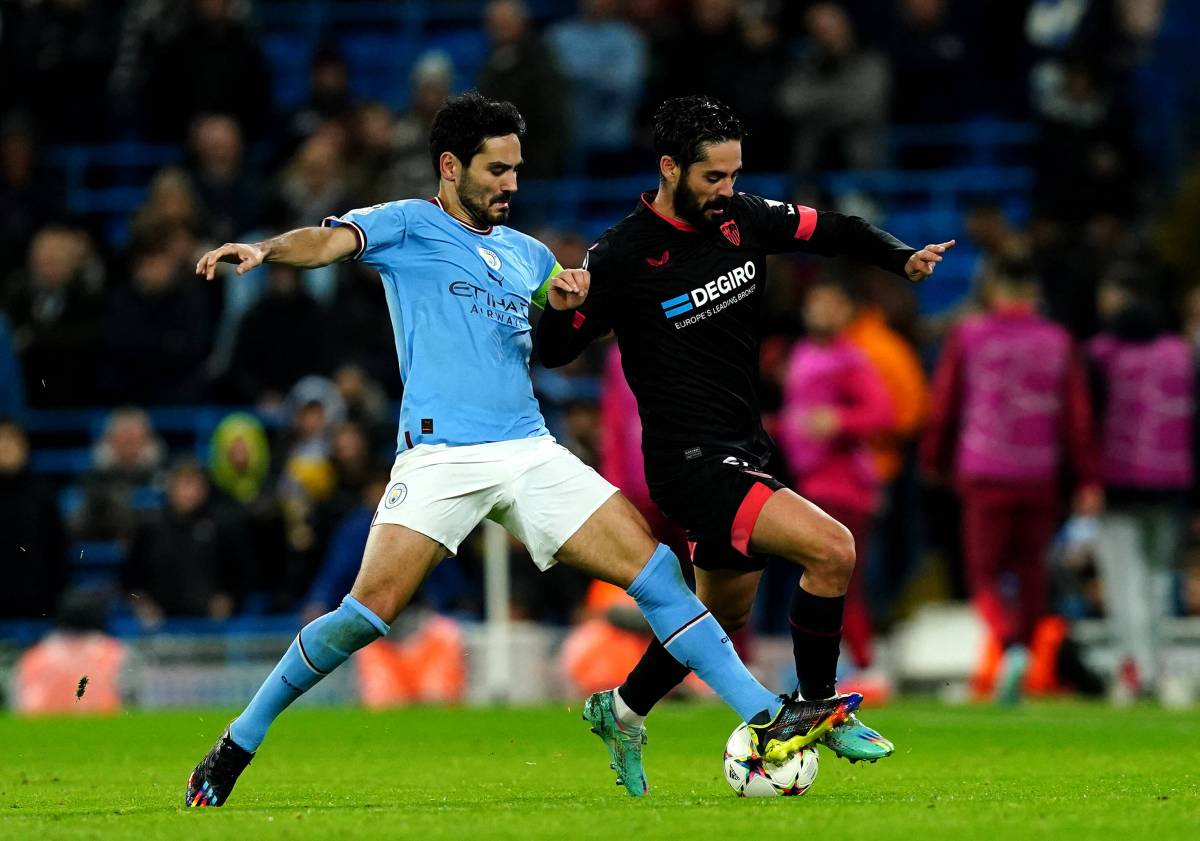 Gündogan links und Isco rechts im Zweikampf