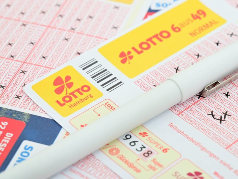 Eine Frau hat alle Lotto-Zahlen richtig getippt. Doch ein Fehler kostete sie über 200 Millionen Euro! (Symbolbild)