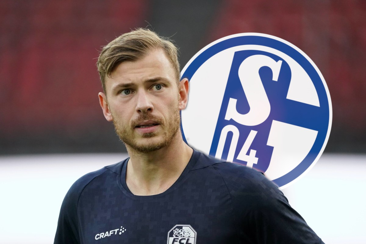 Max Meyer schaut kritisch auf das Schalke-Wappen.