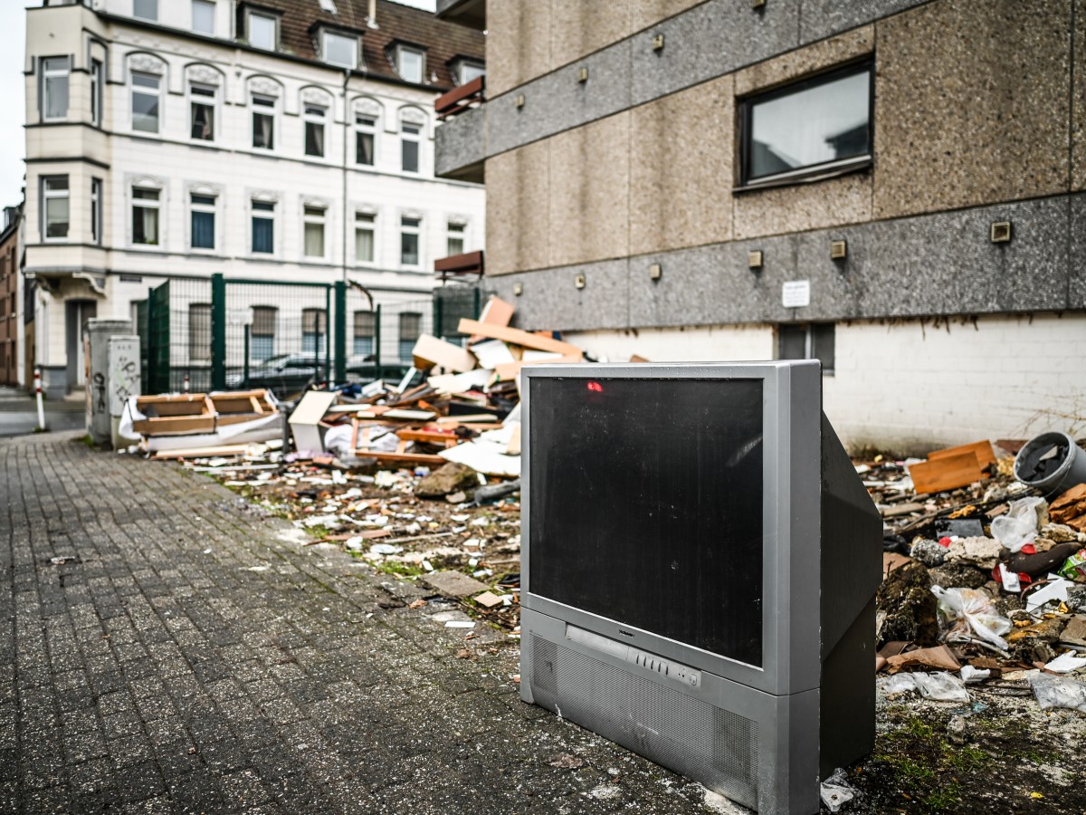 Mülheim: Unfassbare Zustände vor Mehrfamilienhaus.