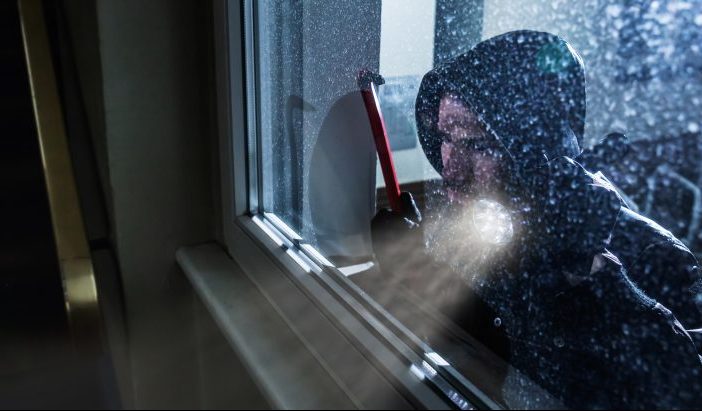 Die Polizei Mühlheim hat einen mutmaßlichen Schul-Einbrecher geschnappt. Ausgerechnet das Wetter wurde ihm zum Verhängnis! (Symbolbild)