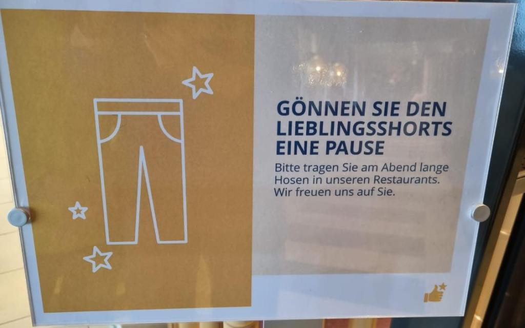 Dieses Schild hing am Eingang eines Restaurant eines Aida-Schiffes.