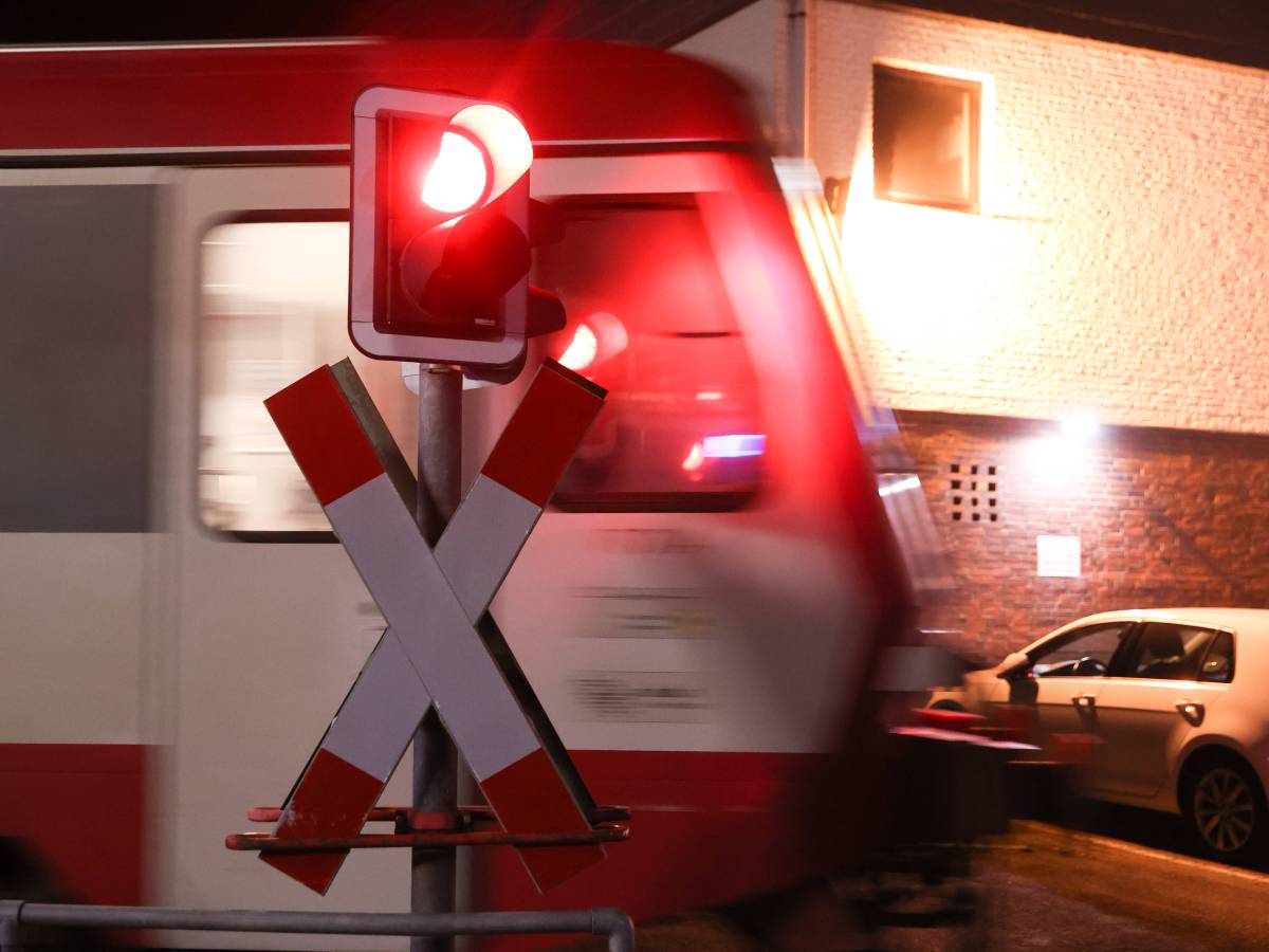 Deutsche Bahn in NRW: Zug prallt auf einen Kühlschrank.