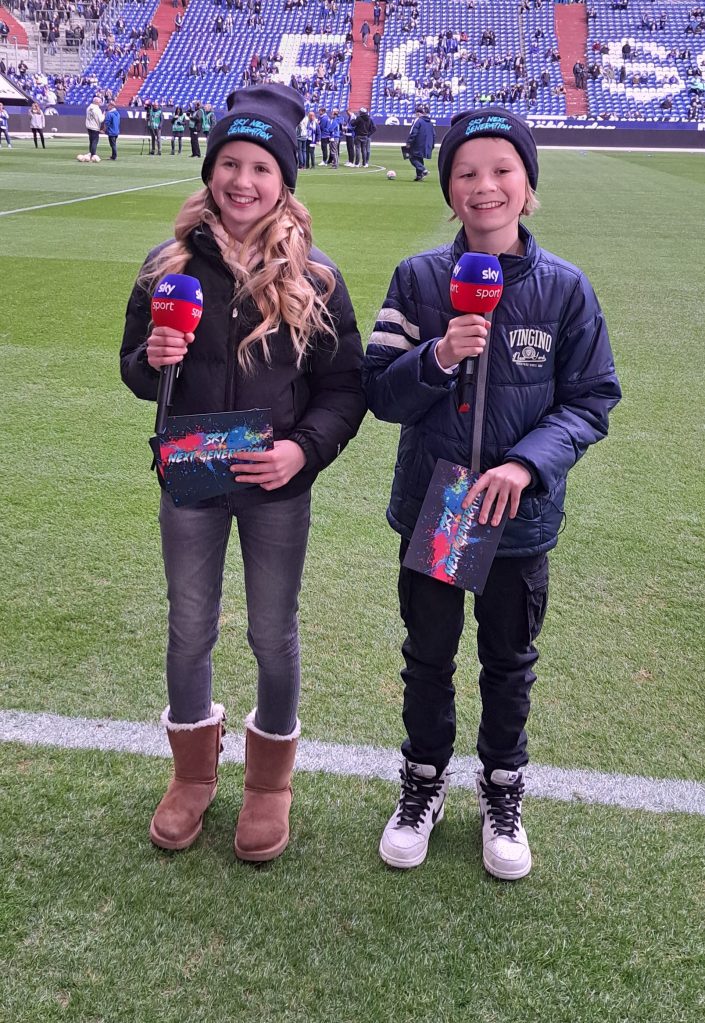 Lilly (l.) und Conrad moderierten das Derby für Kinder.