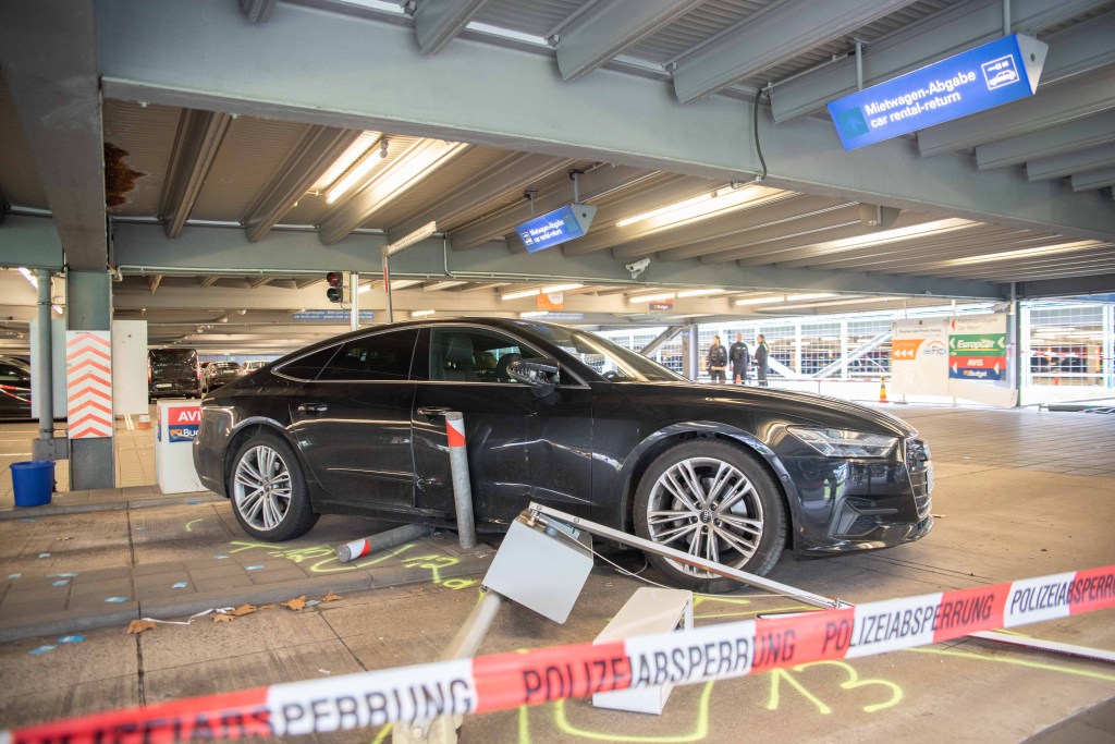 Tatort am Flughafen Köln/Bonn geparkter beschädigter Wagen