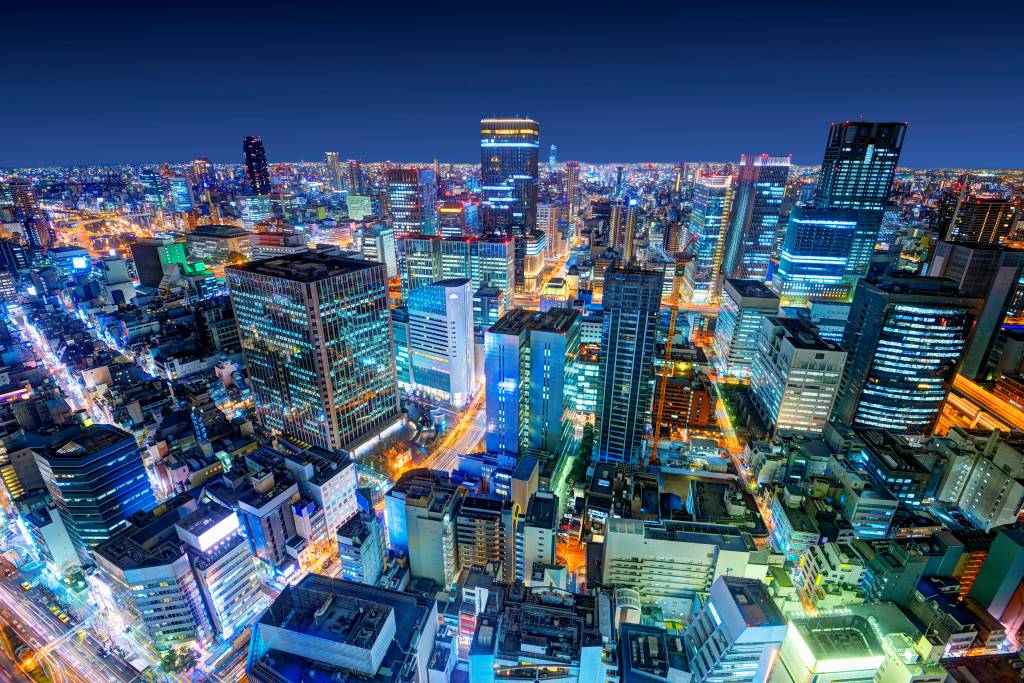 Die Skyline der japanischen Stadt Osaka.