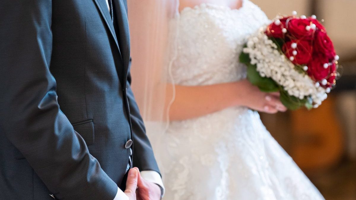 Hochzeit Braut und Bräutigam vor dem Altar