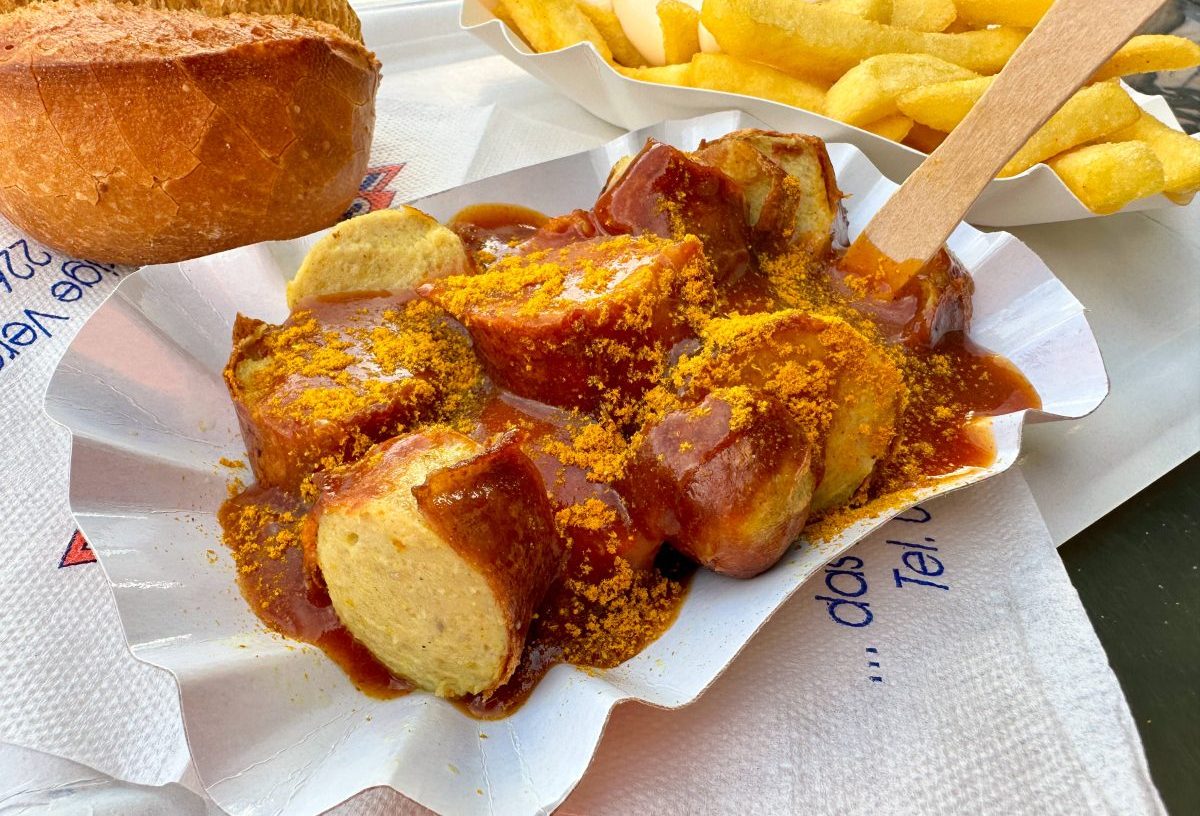 Currywurst mit Pommes