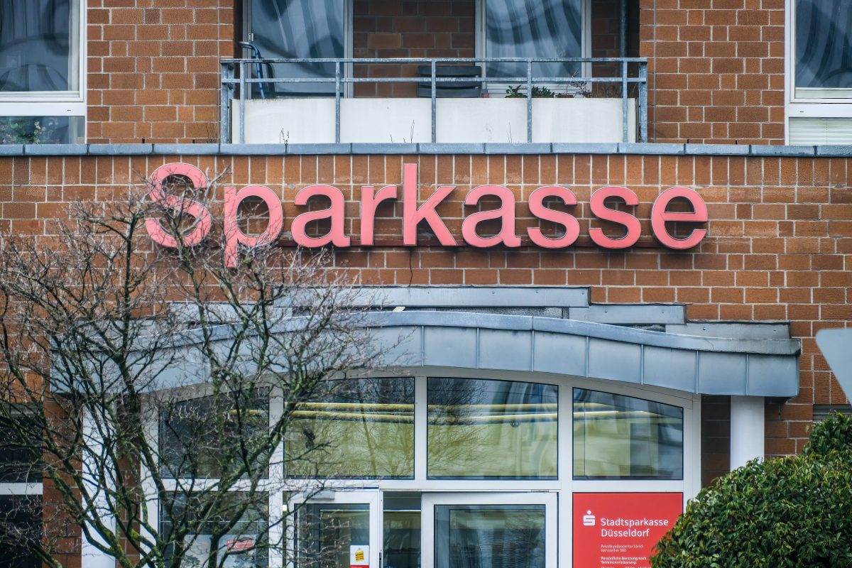 Sparkasse, Volksbank und Co.: Bei der Erstattung der Gebühren gibt es jetzt Probleme.