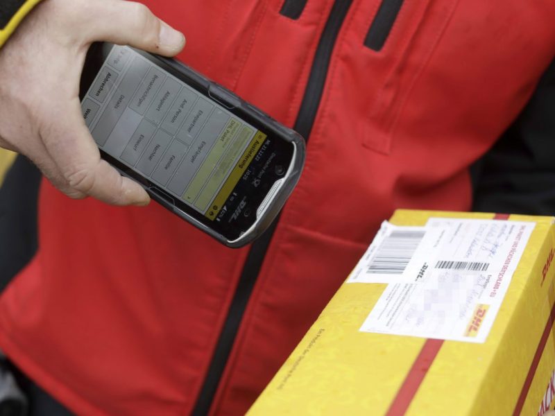 DHL-Postbote scannt Paket