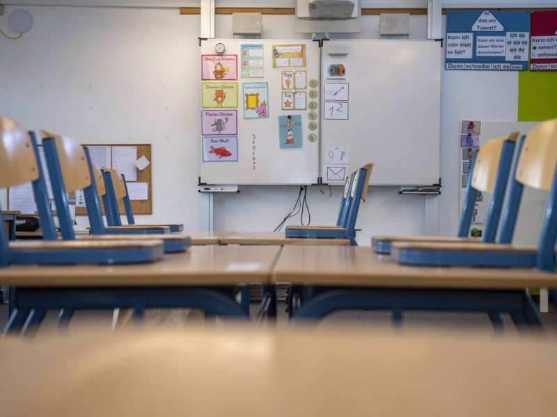 Stühle auf Tischen in Schule
